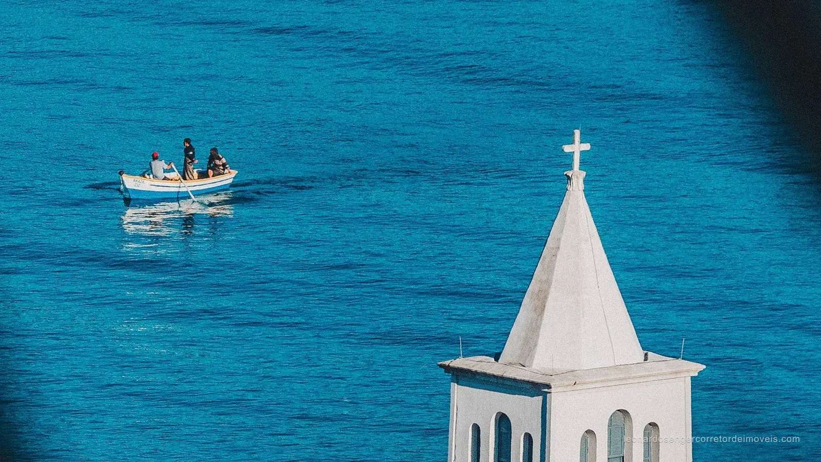 Igreja histórica de Garopaba com o mar ao fundo